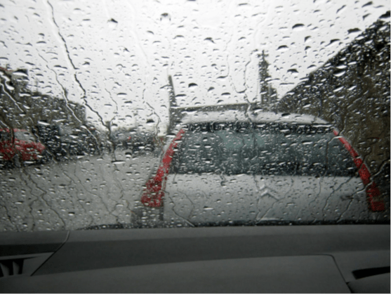 Imagen de gotas de agua en parabrisas