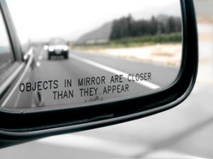 egenda en un mirall retrovisor davant l´aproximació d´un vehicle. 