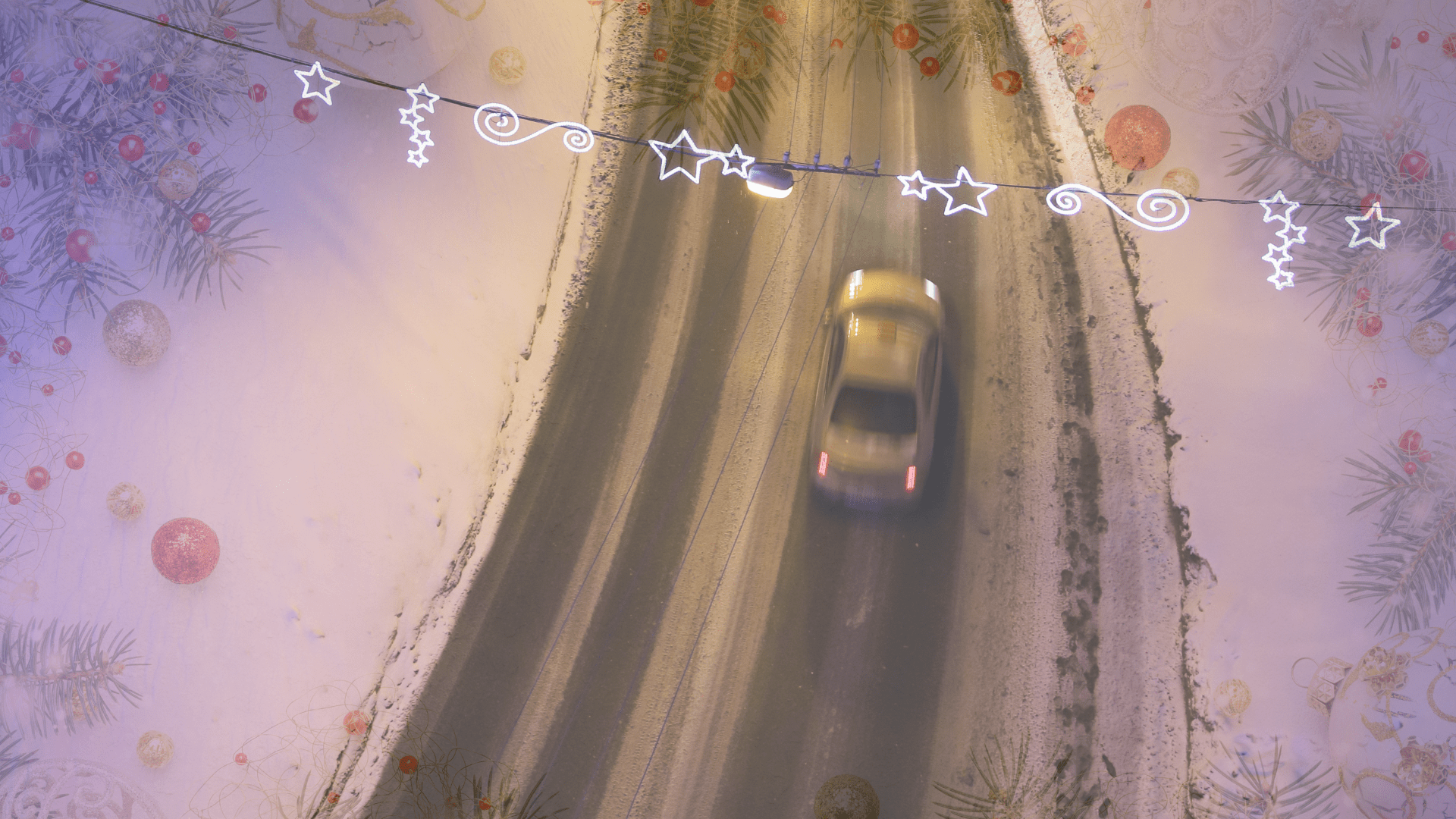 Coche en carretera nevada con elementos navideños